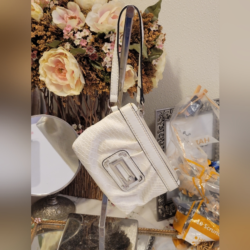 GUESS White Textured Wristlet Leather Zip Top Small Bag Clutch Retro - Picture 2 of 5